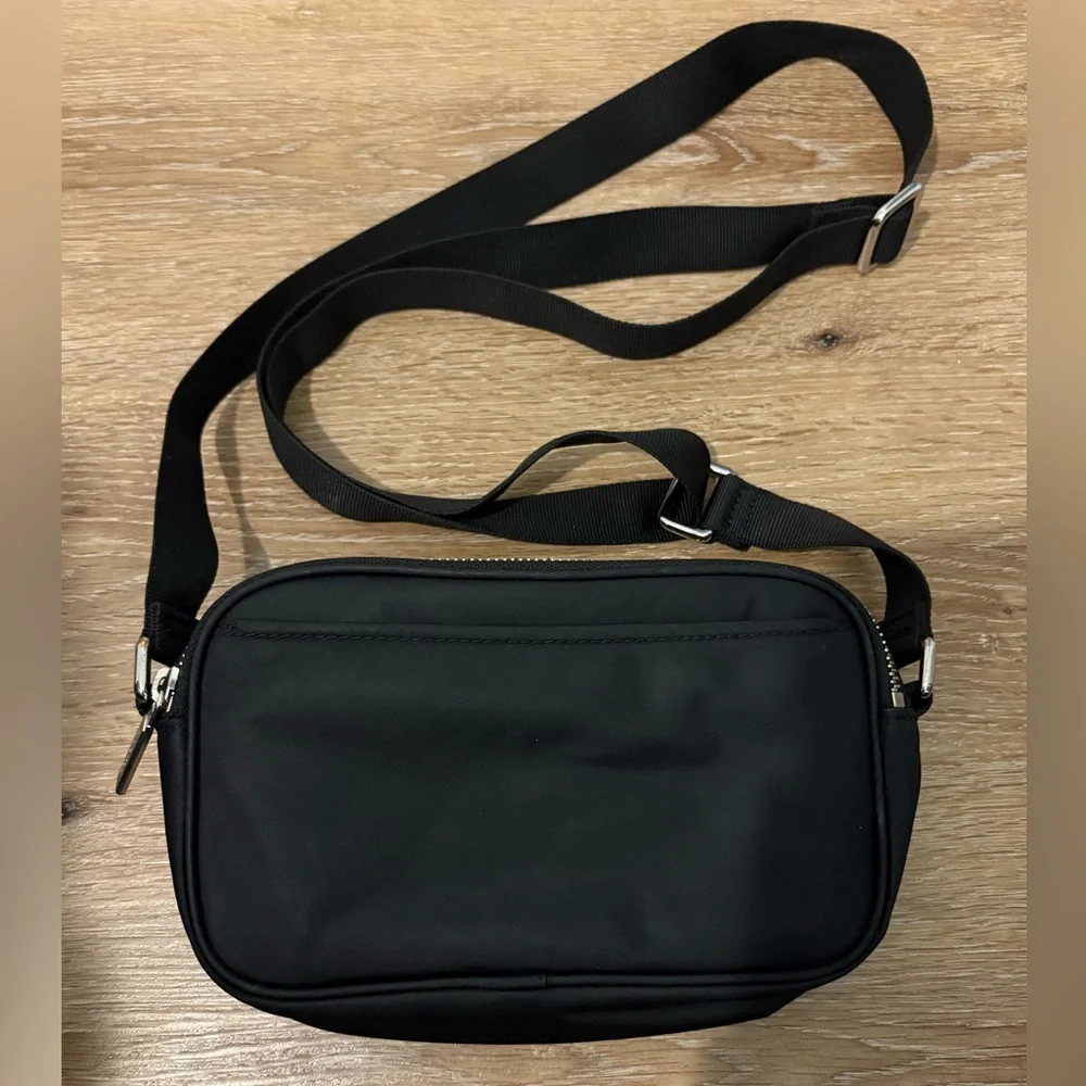 Lululemon Crossbody Camera Bag 2L in Black / Silver - Picture 9 of 15